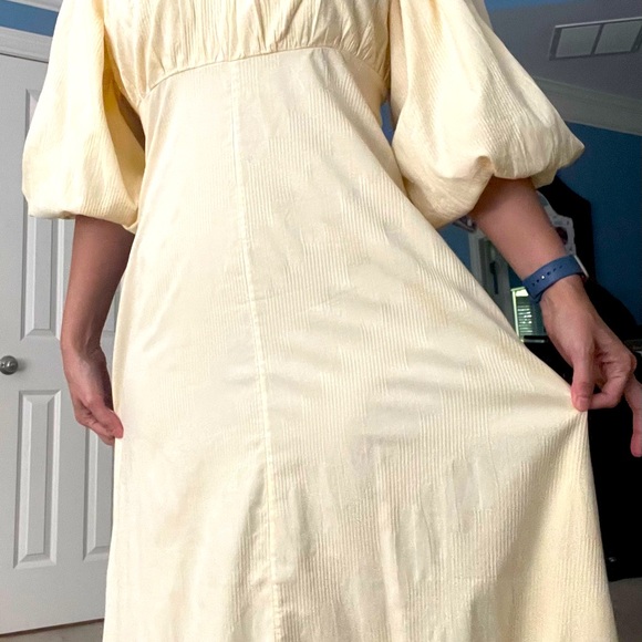 Free people yellow dress with bow on the back and puffy arms. Size M - Picture 2 of 5